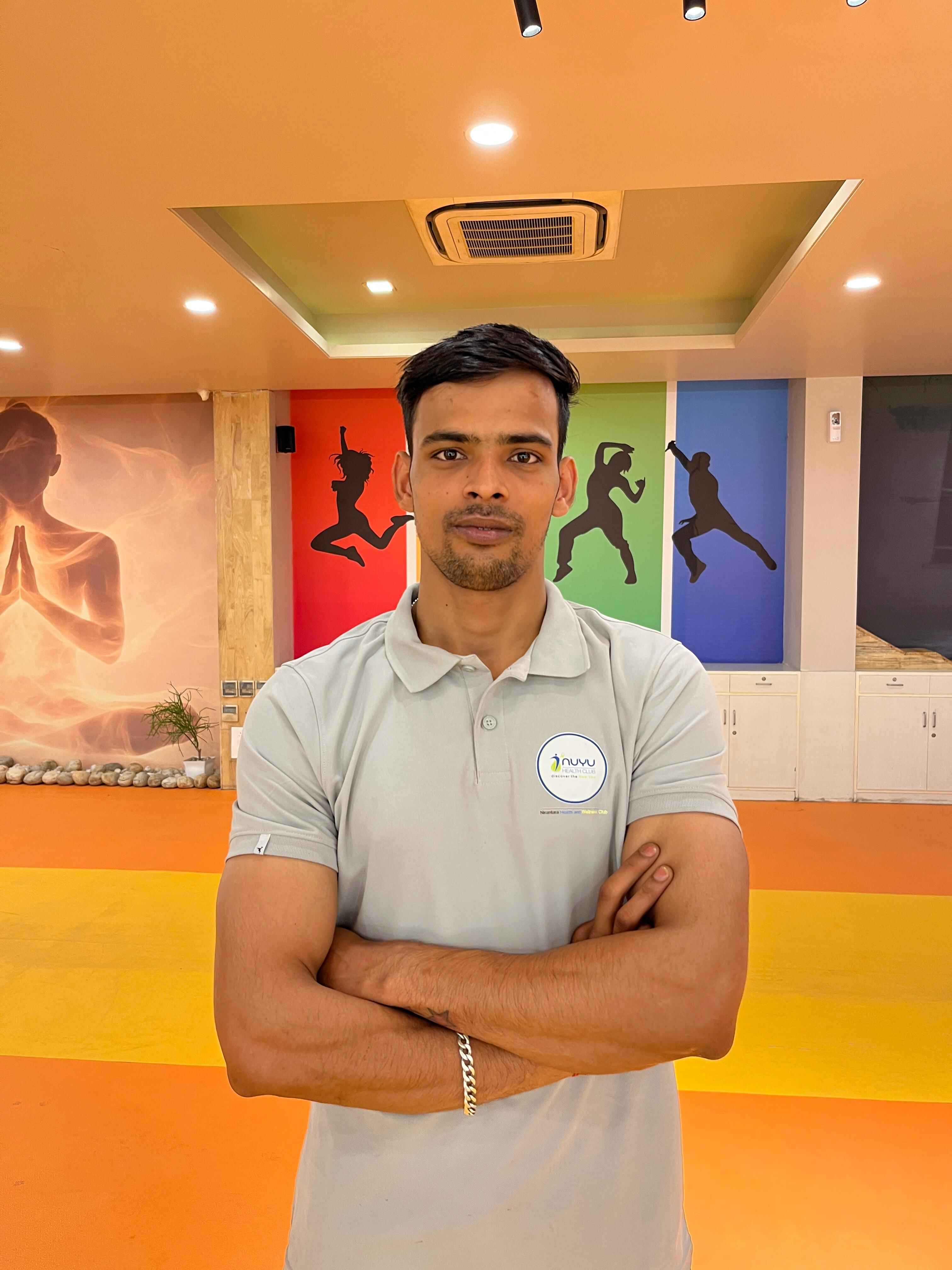 Sound and spa therapy specialist promoting relaxation at luxury wellness club Jaipur